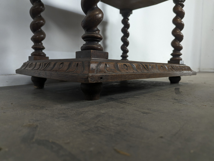 Table d'appoint de style Louis XIII en chêne