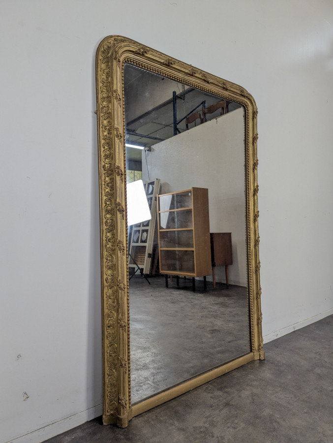 Miroir doré époque Napoléon III en bois et stuc
