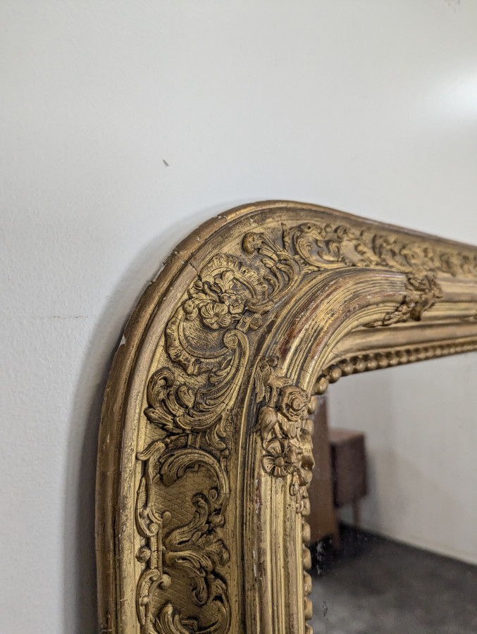 Miroir doré époque Napoléon III en bois et stuc