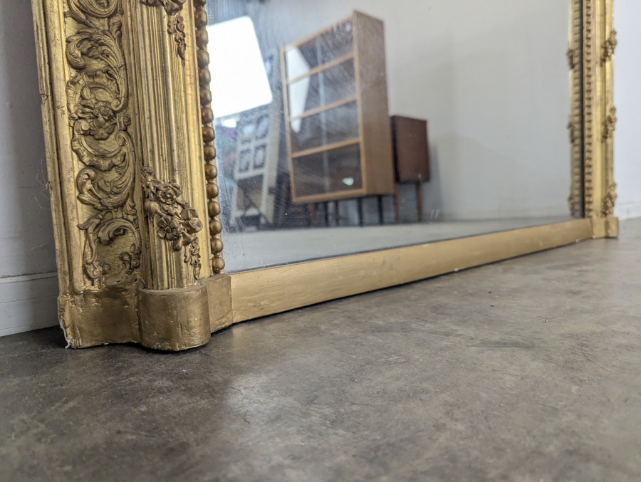 Miroir doré époque Napoléon III en bois et stuc