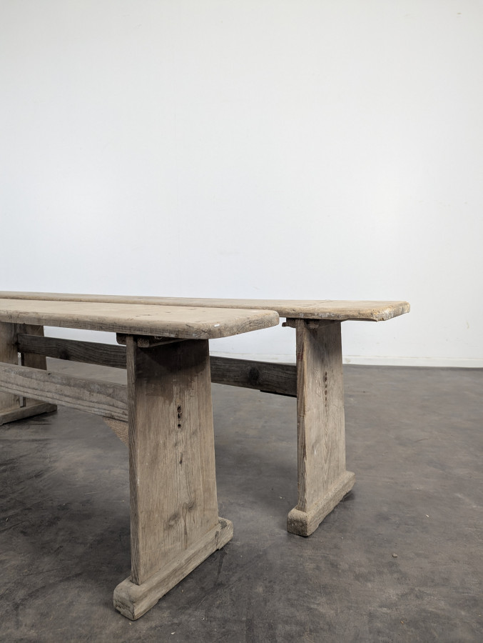 Paire de grands bancs de ferme