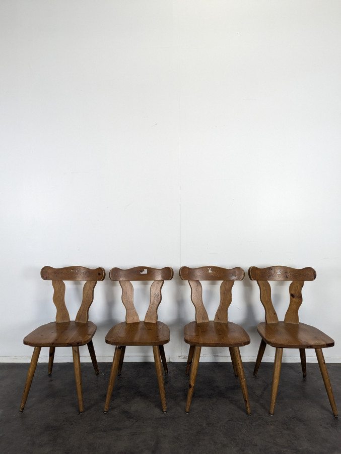 Série de 4 chaises de style Chalet en pin