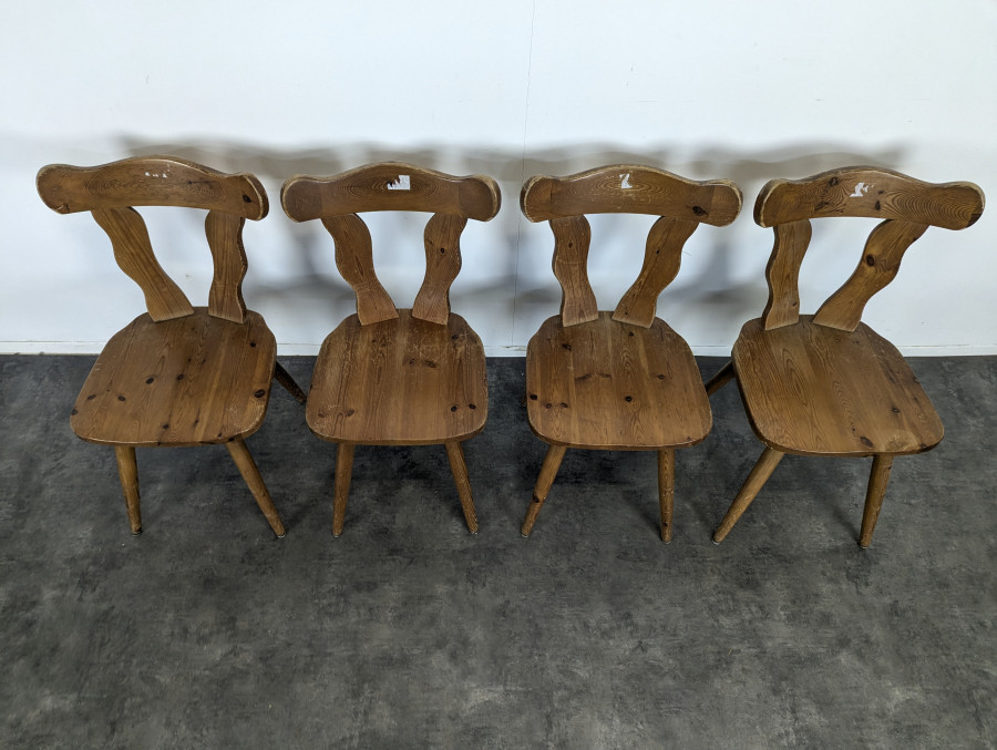 Série de 4 chaises de style Chalet en pin