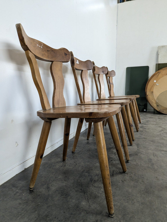 Série de 4 chaises de style Chalet en pin