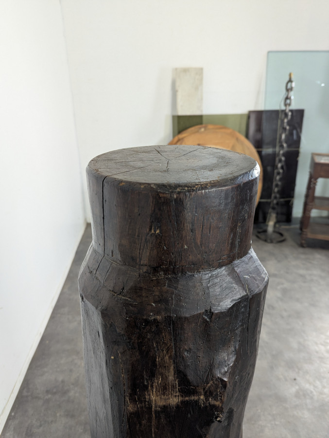 Colonne de présentation brutaliste en chêne massif