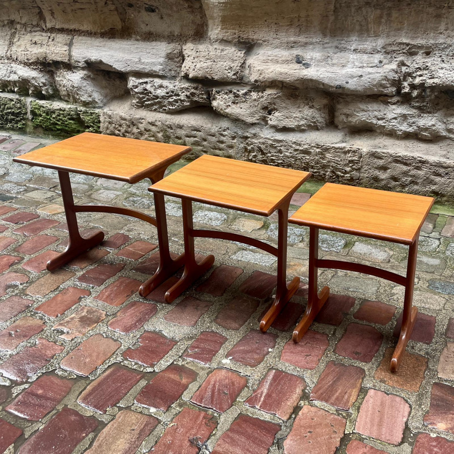 Tables gigognes scandinaves en teck des années 60