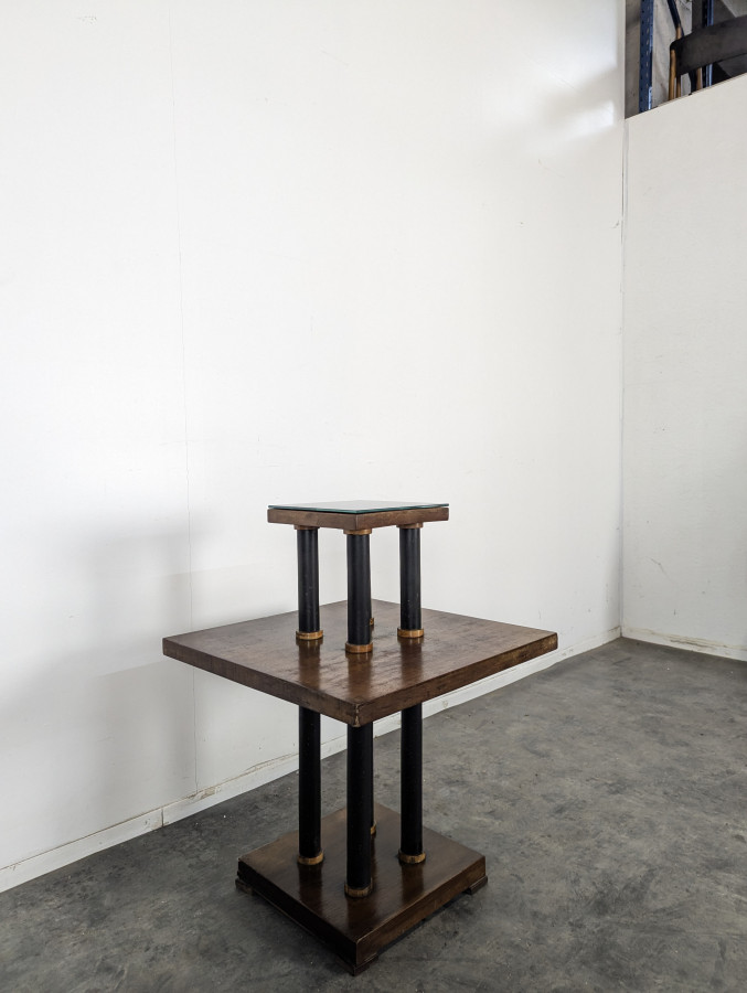 Table d'appoint moderniste