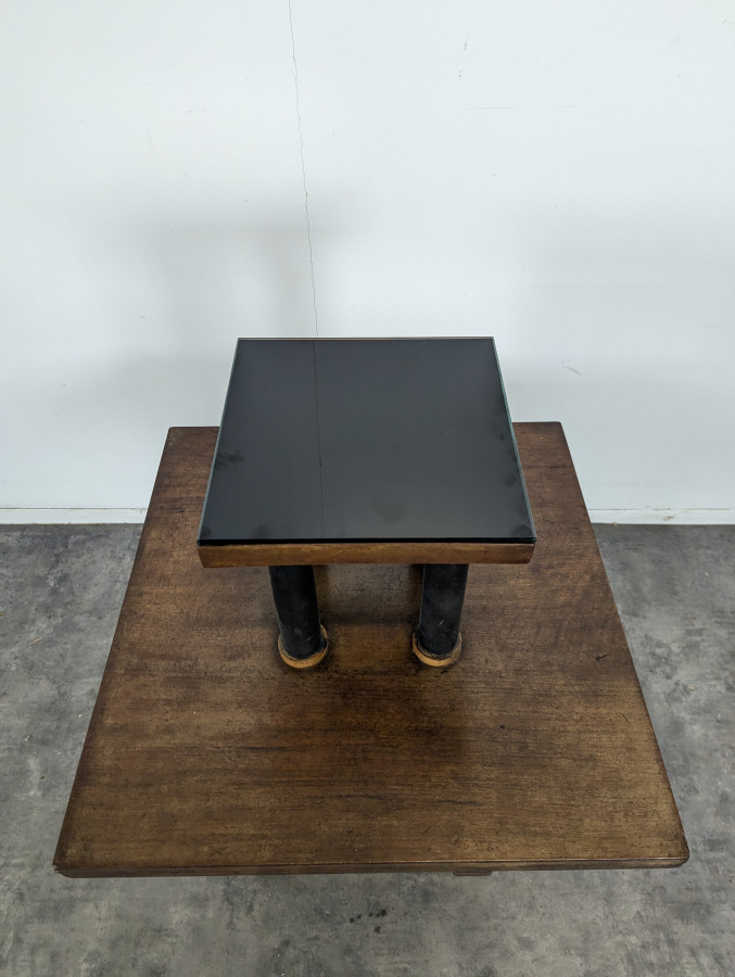 Table d'appoint moderniste