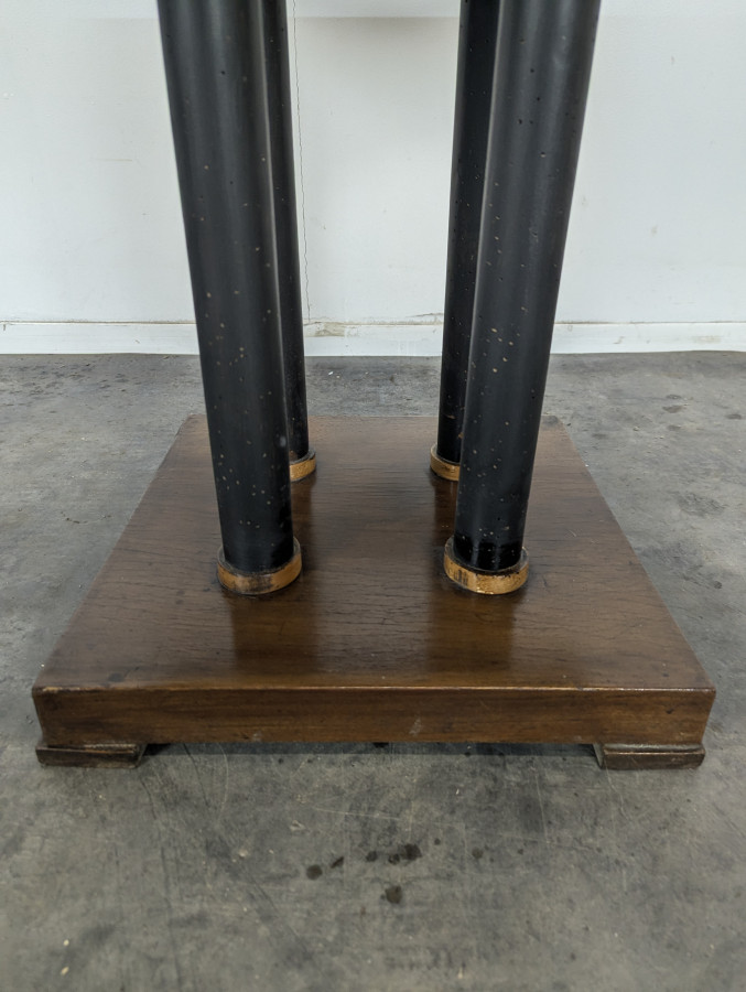 Table d'appoint moderniste