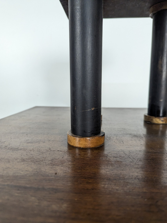 Table d'appoint moderniste