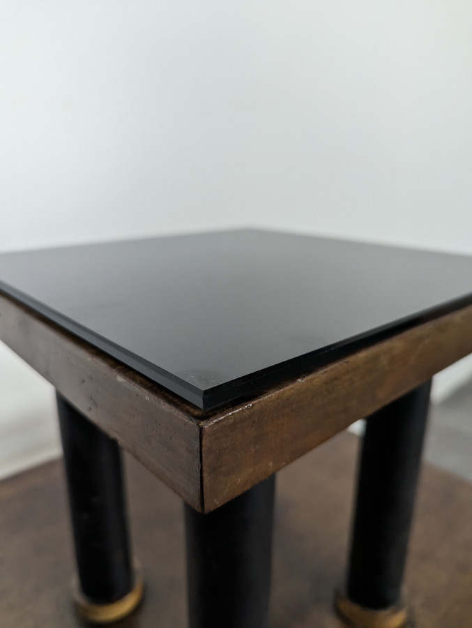 Table d'appoint moderniste