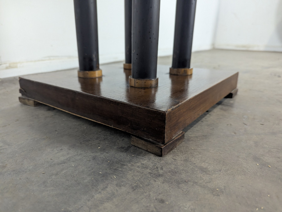 Table d'appoint moderniste