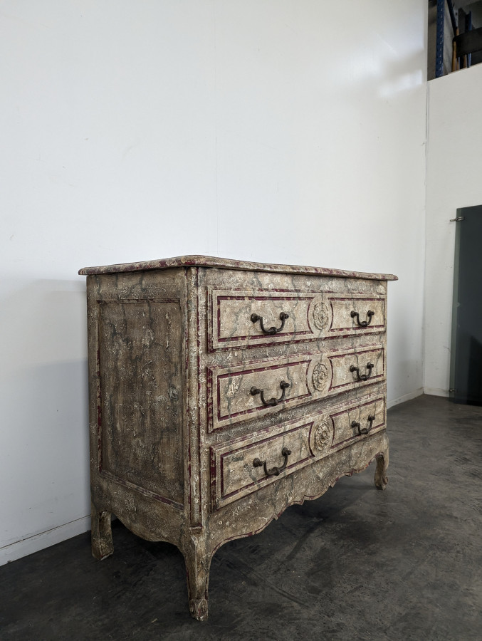Commode de style Louis XV patiné