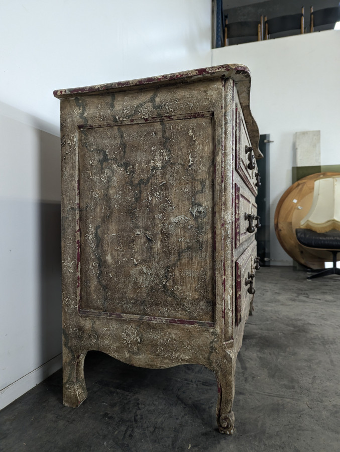 Commode de style Louis XV patiné