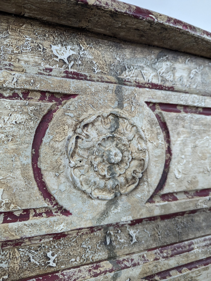 Commode de style Louis XV patiné