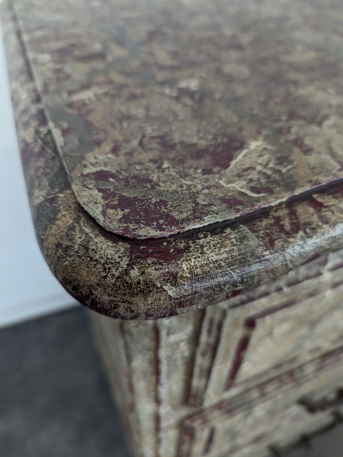 Commode de style Louis XV patiné