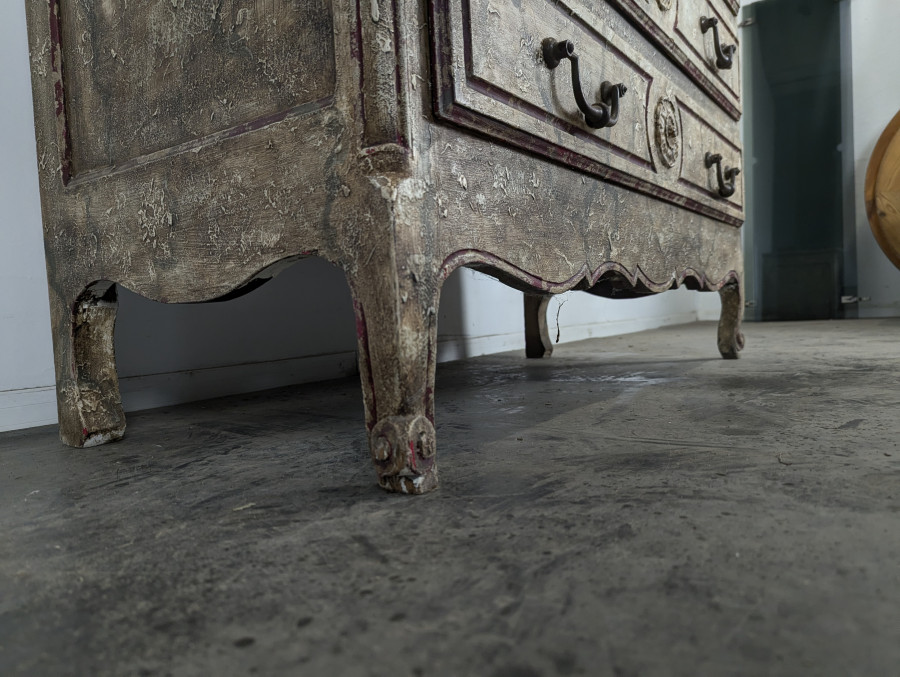 Commode de style Louis XV patiné
