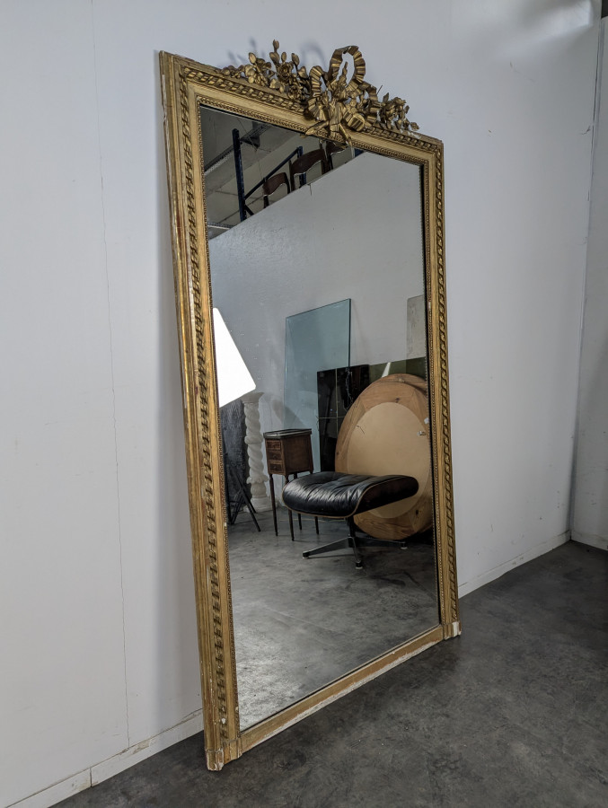 Miroir doré de style Louis XVI à bouquet et coquilles