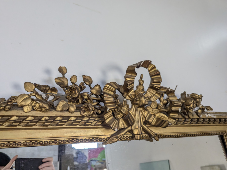 Miroir doré de style Louis XVI à bouquet et coquilles