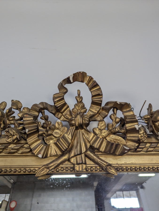 Miroir doré de style Louis XVI à bouquet et coquilles
