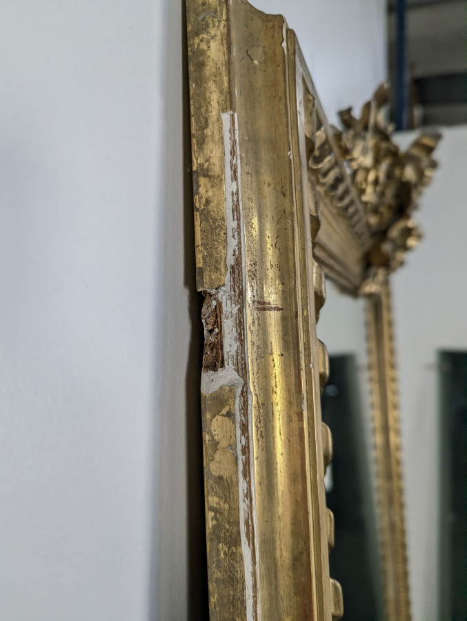 Miroir doré de style Louis XVI à bouquet et coquilles