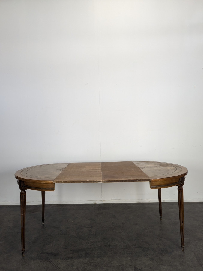 Table de salle à manger des style Louis XVI dessus cuir