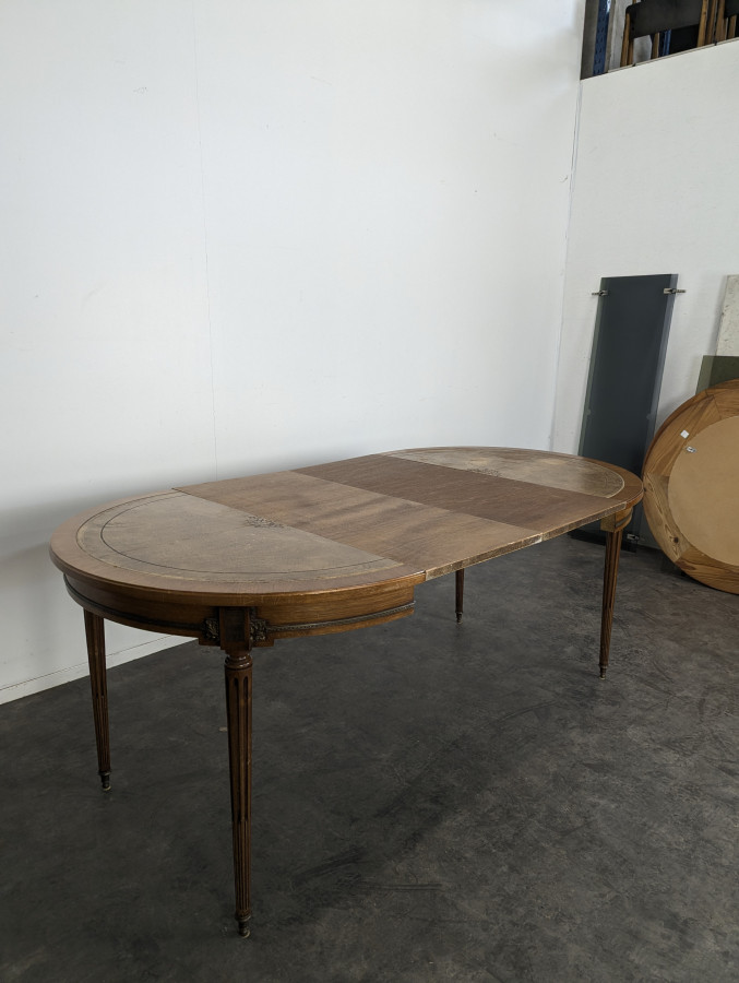 Table de salle à manger des style Louis XVI dessus cuir