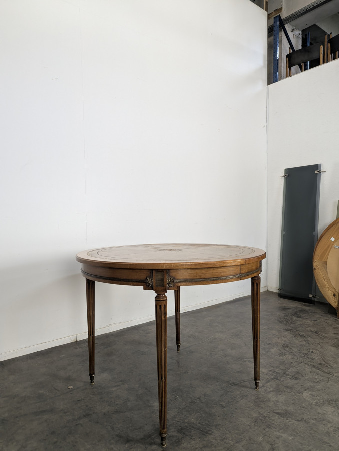 Table de salle à manger des style Louis XVI dessus cuir