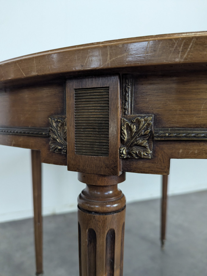 Table de salle à manger des style Louis XVI dessus cuir