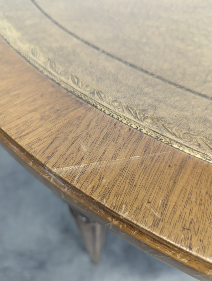 Table de salle à manger des style Louis XVI dessus cuir