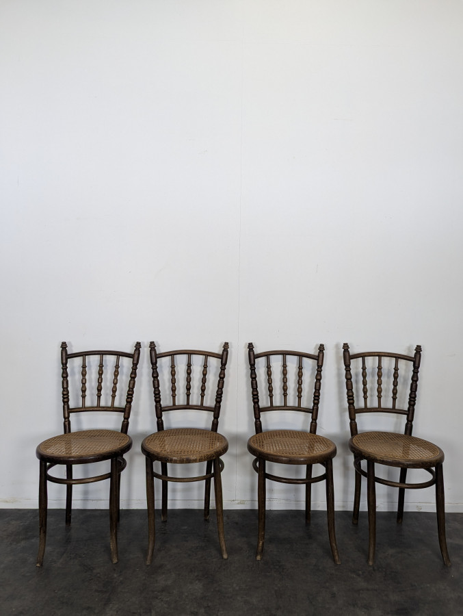 Série de 4 chaises de la maison Thonet