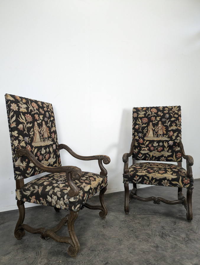 Paire de fauteuils de style Louis XIV en noyer