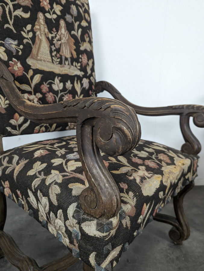 Paire de fauteuils de style Louis XIV en noyer