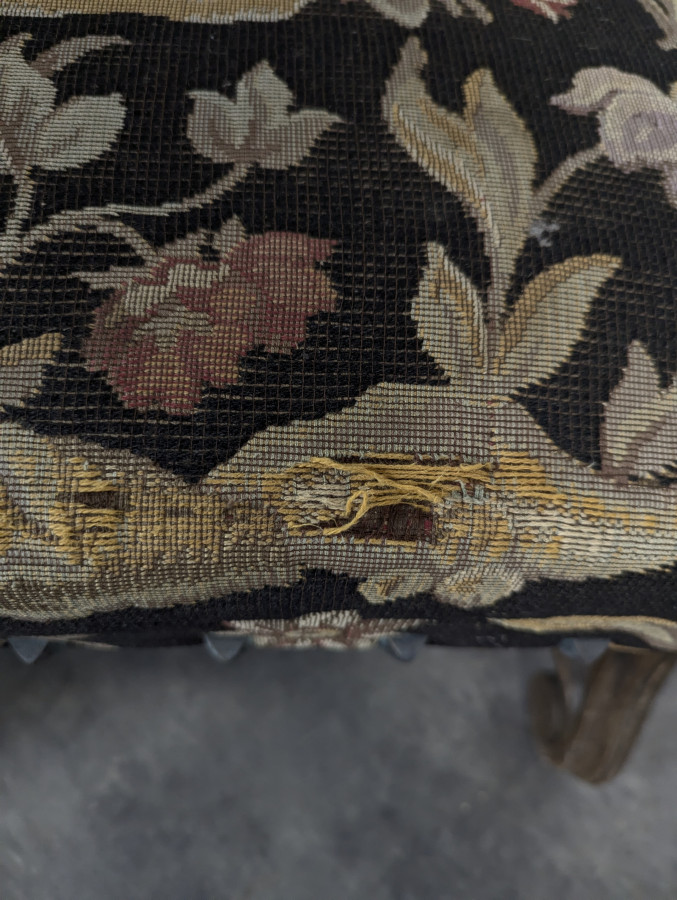 Paire de fauteuils de style Louis XIV en noyer