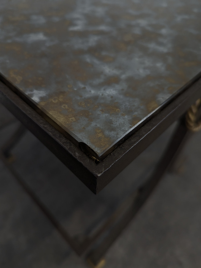 Table d'appoint neoclassique en fer forgé et verre eglomisé