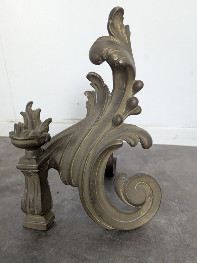 Paire de chenets rocaille en bronze de style Louis XV
