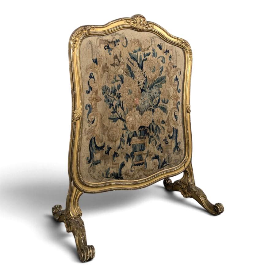 Écran de cheminée de style Louis XV en bois doré et tapisserie aux points