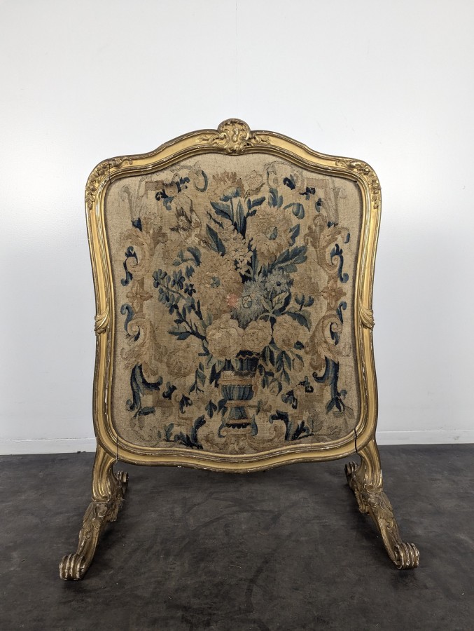 Écran de cheminée de style Louis XV en bois doré et tapisserie aux points