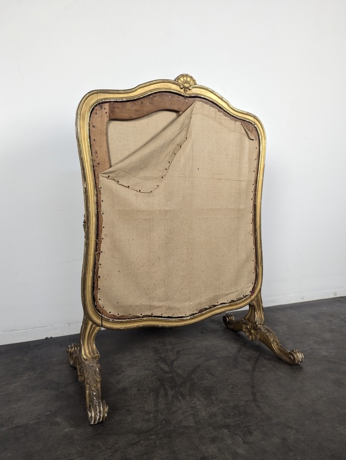 Écran de cheminée de style Louis XV en bois doré et tapisserie aux points