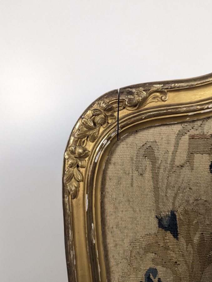 Écran de cheminée de style Louis XV en bois doré et tapisserie aux points