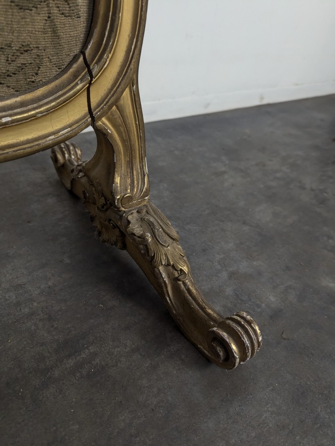 Écran de cheminée de style Louis XV en bois doré et tapisserie aux points