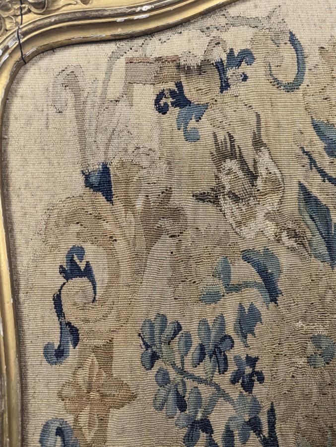 Écran de cheminée de style Louis XV en bois doré et tapisserie aux points