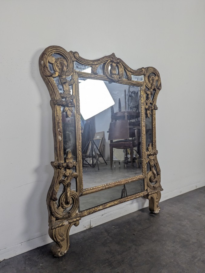 Miroir à parcloses de style Régence en bois doré sculpté
