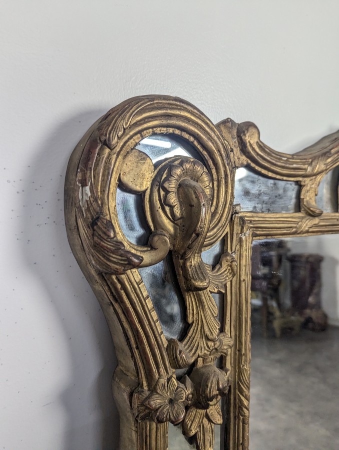 Miroir à parcloses de style Régence en bois doré sculpté