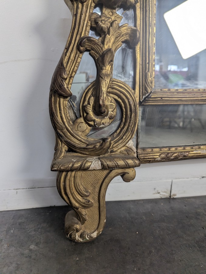 Miroir à parcloses de style Régence en bois doré sculpté