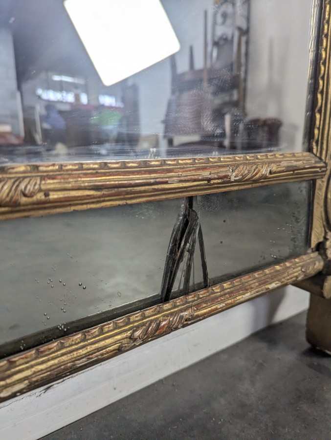 Miroir à parcloses de style Régence en bois doré sculpté