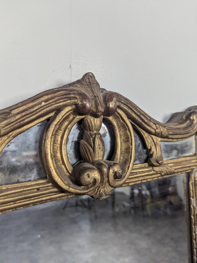 Miroir à parcloses de style Régence en bois doré sculpté