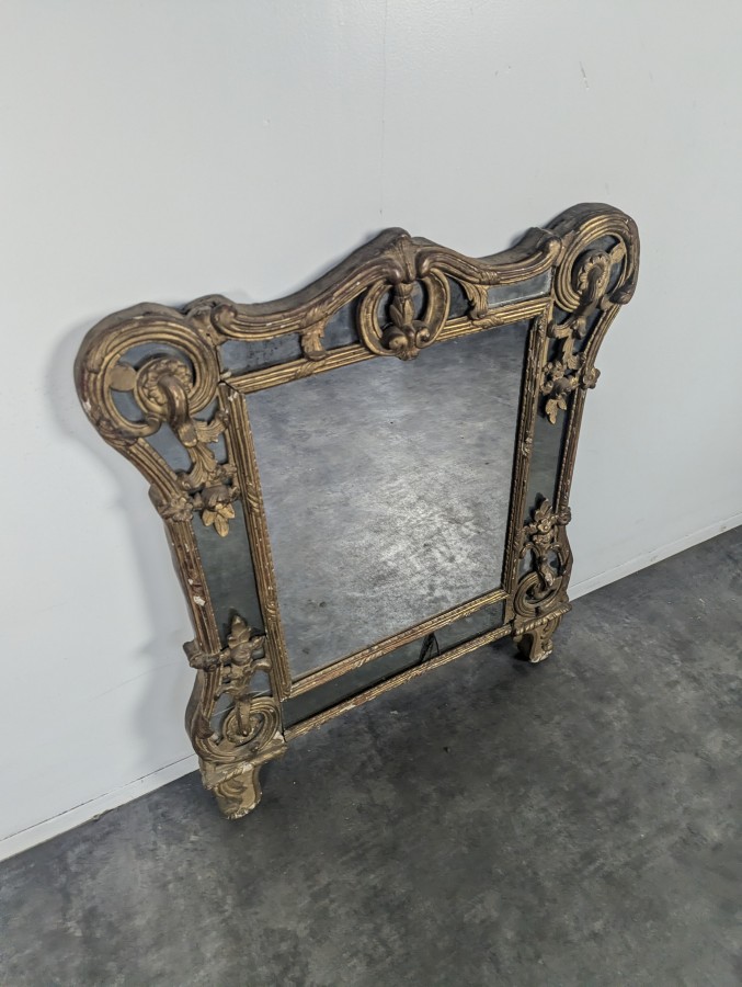 Miroir à parcloses de style Régence en bois doré sculpté