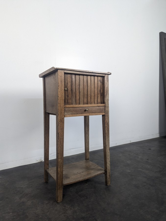 Table de chevet à rideau en chêne