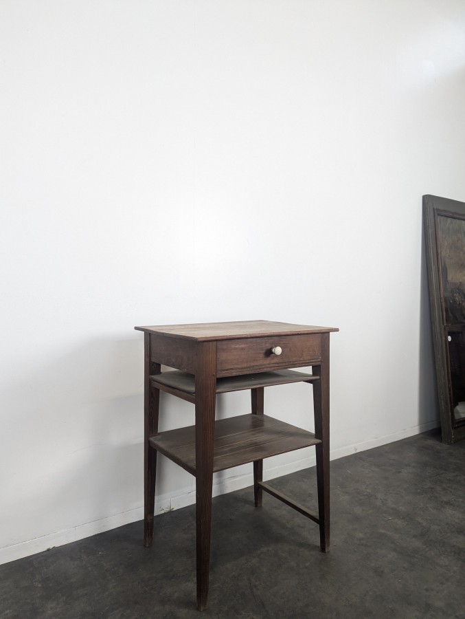 Table de chevet à tiroir et tablette en bois teinté